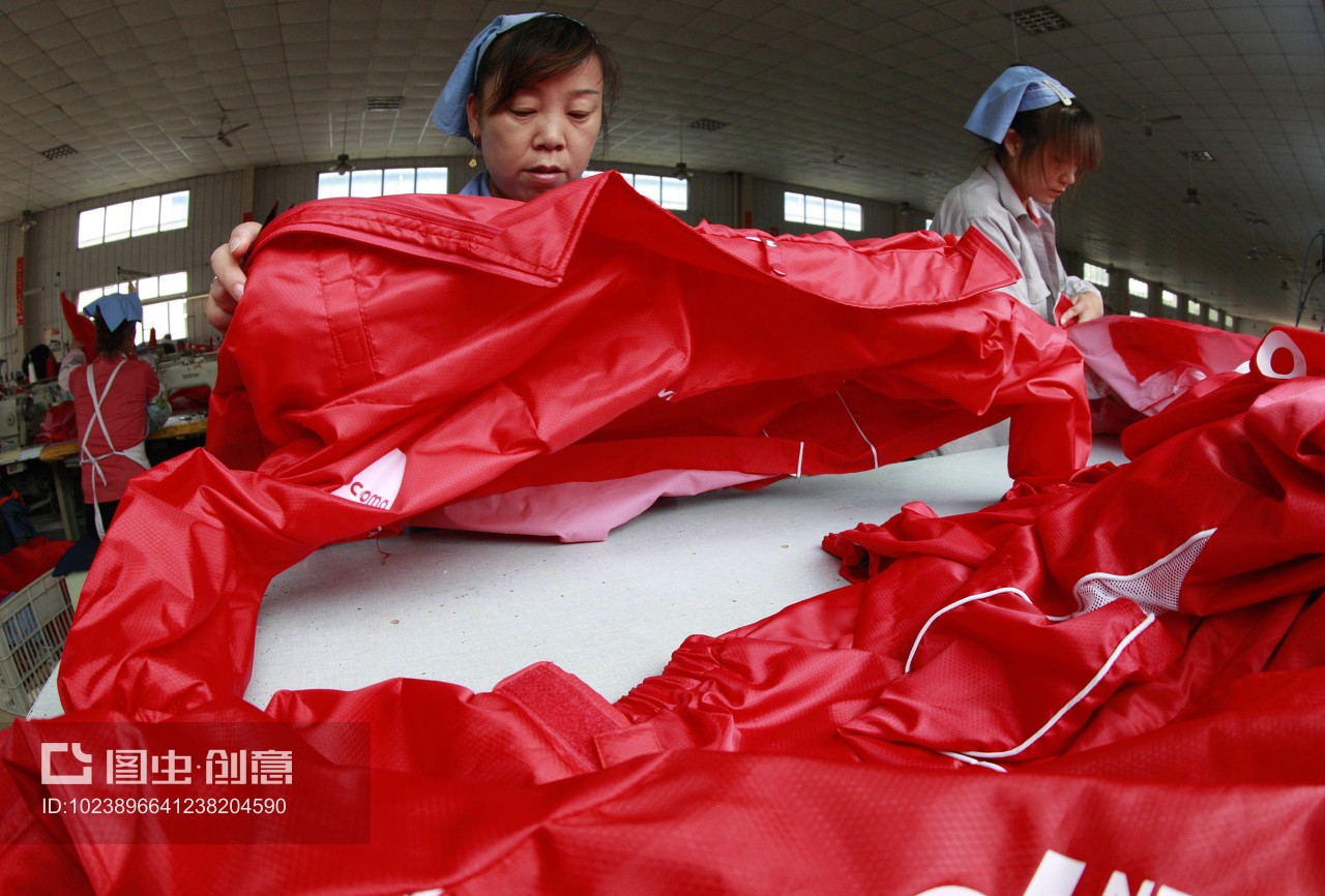 安徽省淮北市秋艷服裝廠,女工在生產(chǎn)車(chē)間內(nèi)加工出口到歐美地區(qū)的服裝產(chǎn)品。